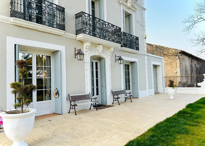 Maison De Maitre Dans La Nature Bessan